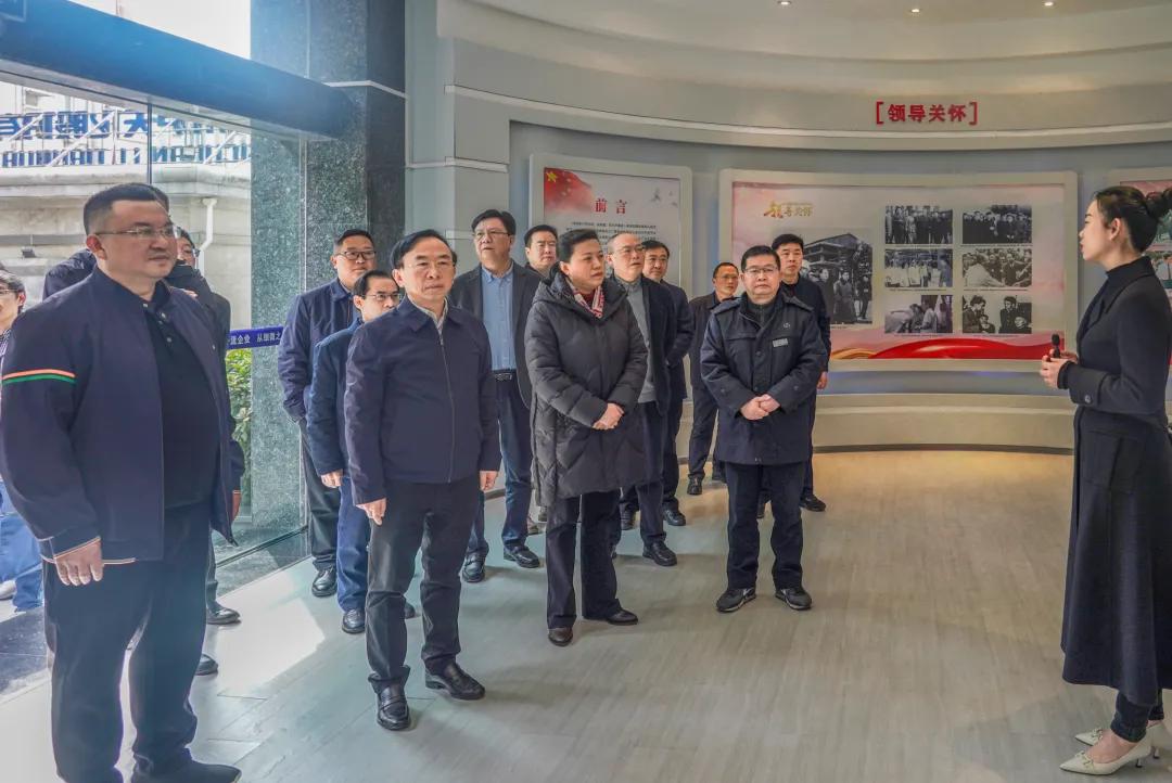 成都市人大常委会党组副书记、副主任谢瑞武一行莅泸调研考察，鞠丽陪同
